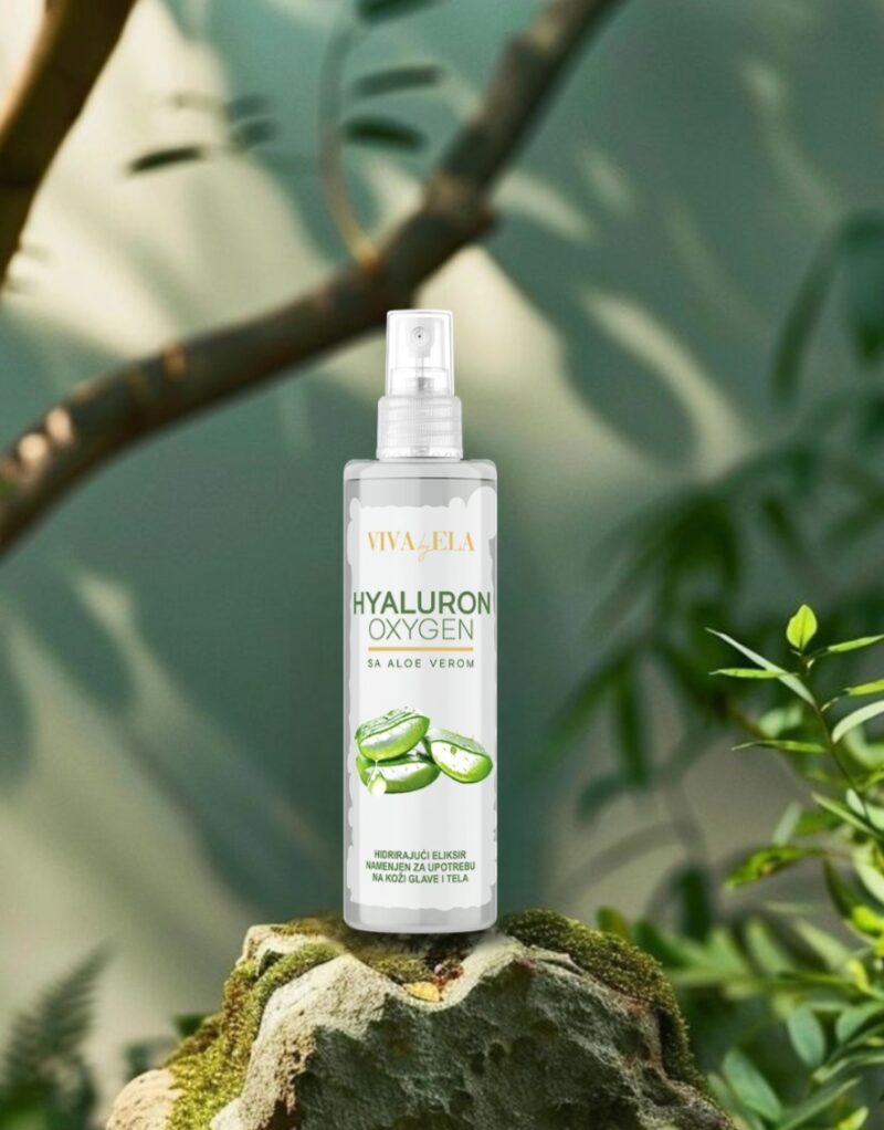 Sprej Viva Ela Hyaluron Oxygen sa aloe verom, postavljen na kamenu, okružen zelenilom i prirodnim svetlom